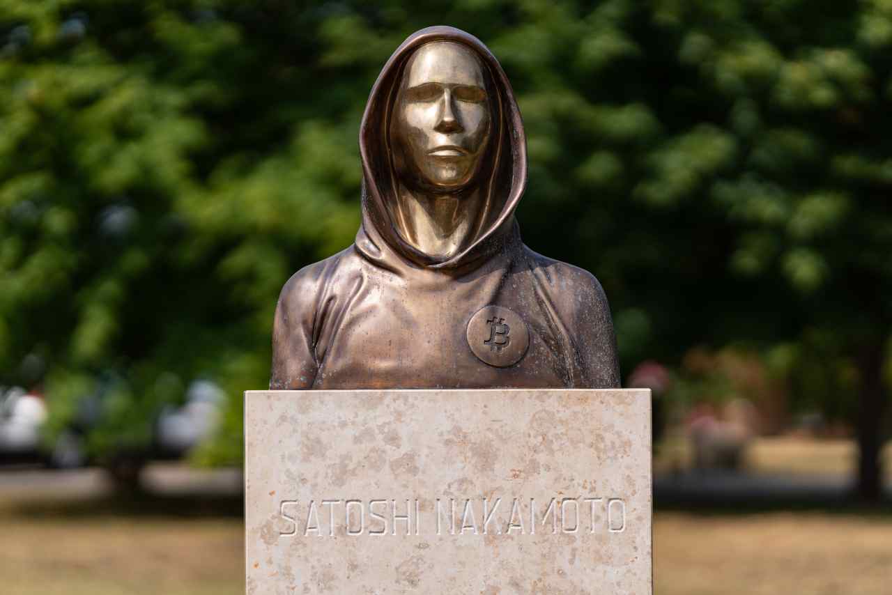 Statua di Satoshi Nakamoto