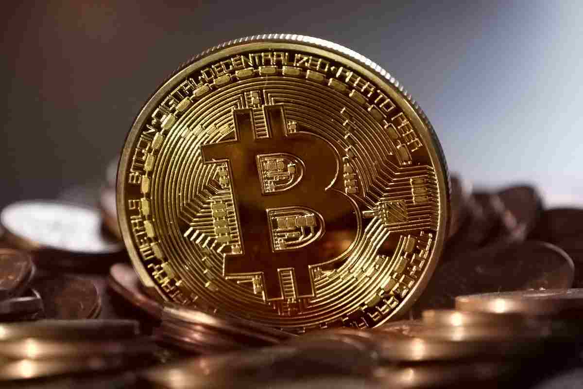 Bitcoin sbanca mercato prima volta storia moneta