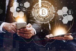 Bitcoin, persona che controlla quotazioni