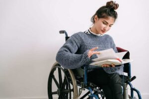 Disabile che legge un libro