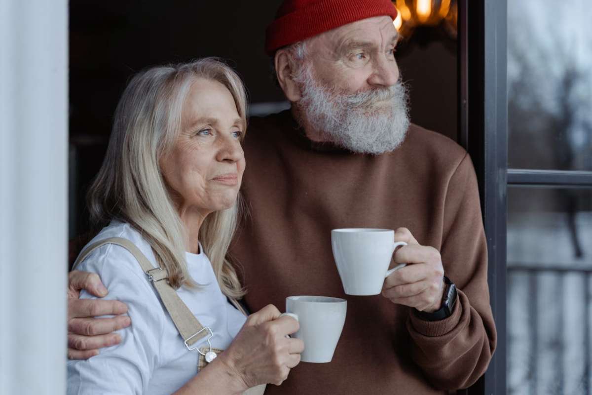 Persone abbracciate che bevono un caffè