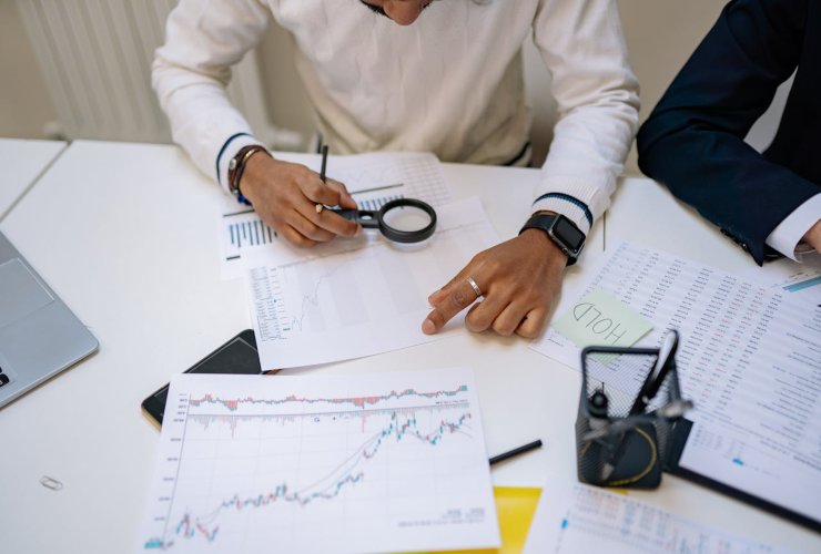 Persona che studia i grafici dei mercati