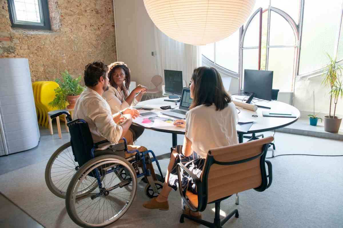 Disabile che dialoga con altre persone