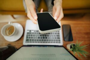 Persona che legge notizie al pc e al cellulare
