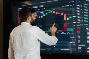 Trader che analizza un grafico