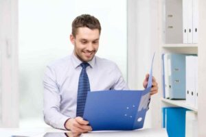 Uomo con documenti sorridente