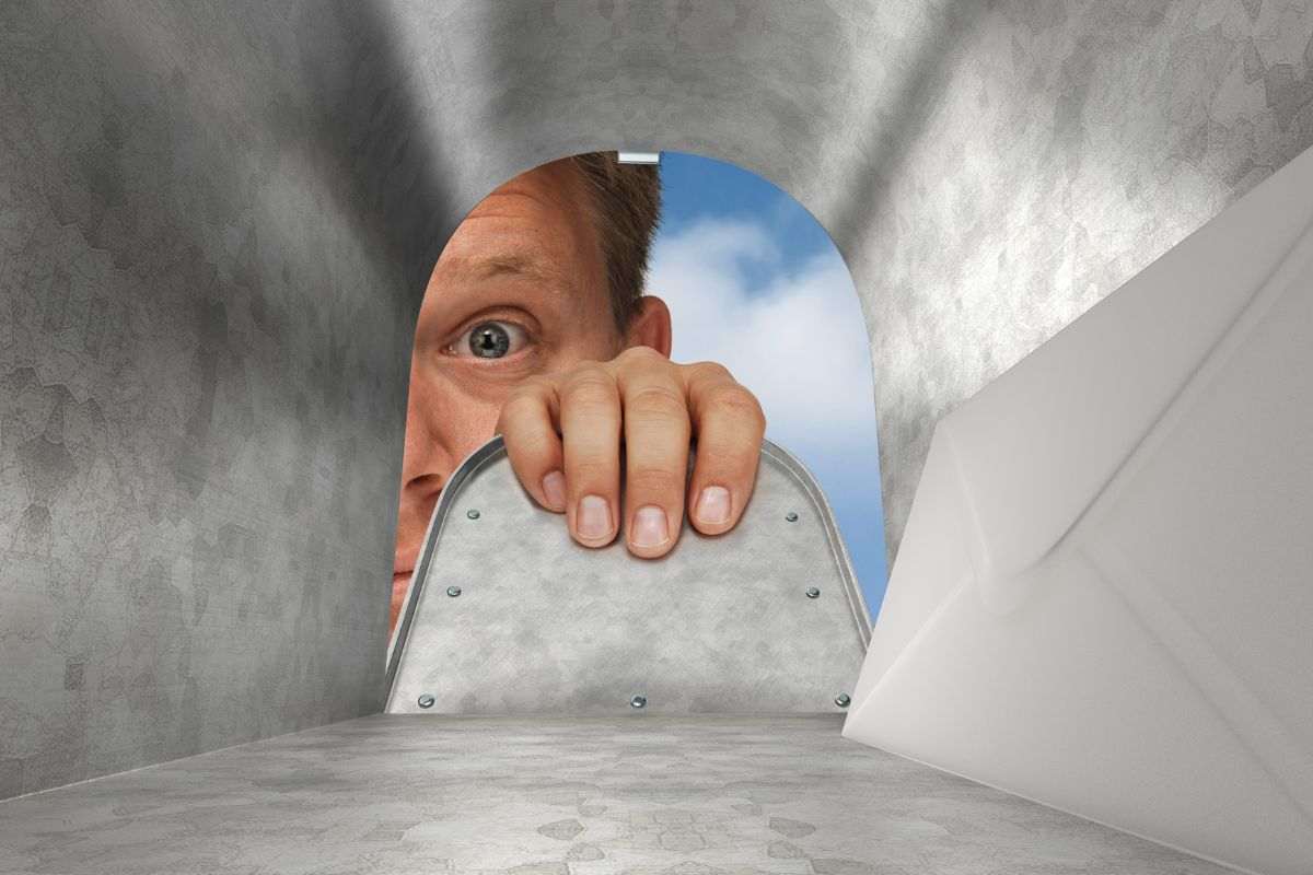 Persona che guarda nella cassetta postale