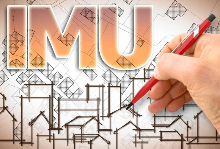 Scritta IMU con disegno abitazioni