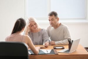 Persone che parlando fra di loro
