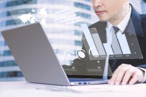 Grafici e persona che legge al computer