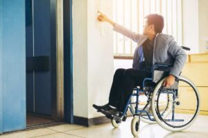 Disabile che prende l'ascensore