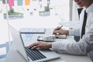 Persona che fa dei calcoli