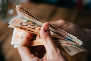 Persona che conta del denaro