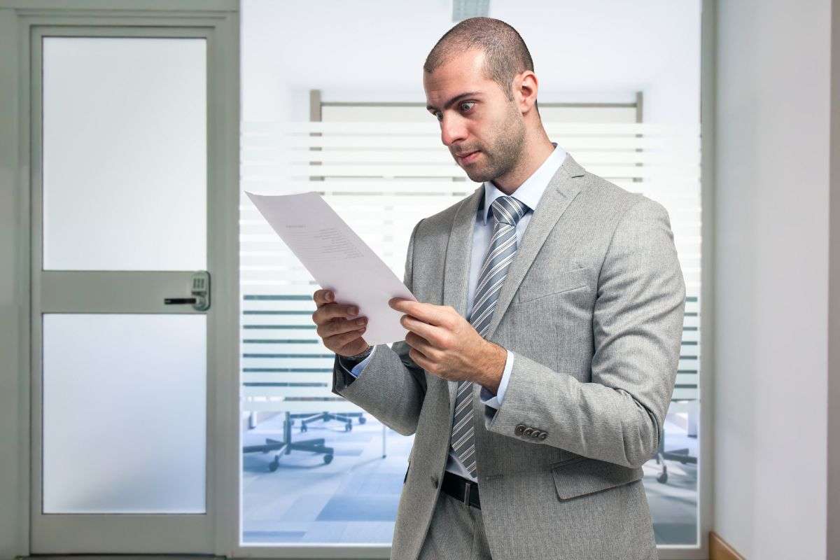 Persona che legge documento