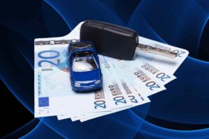 Chiavi dell'auto e banconote euro