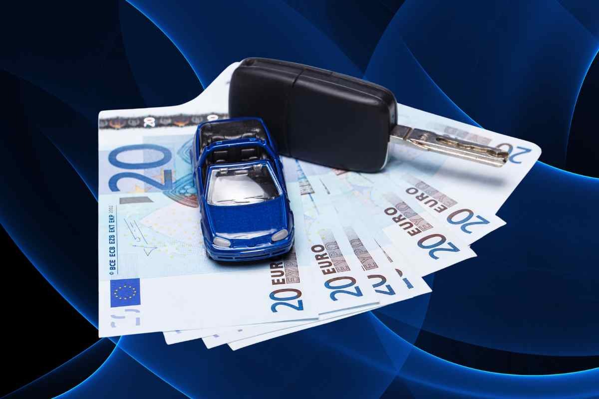 Chiavi dell'auto e banconote euro