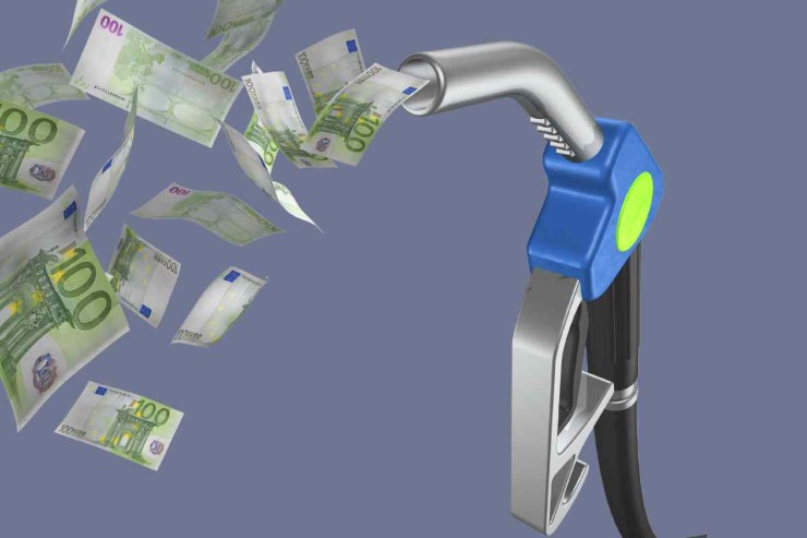 Pompa di benzina con euro