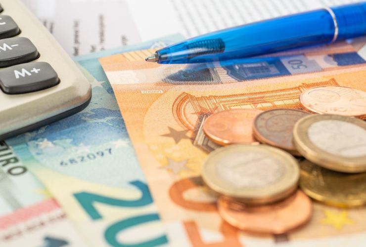 Banconote, monete e penna