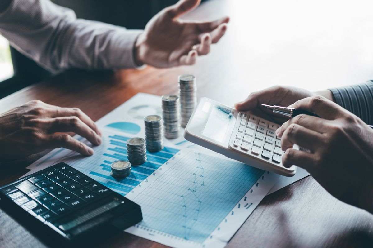 Persone che fanno dei calcoli analizzando dei dati
