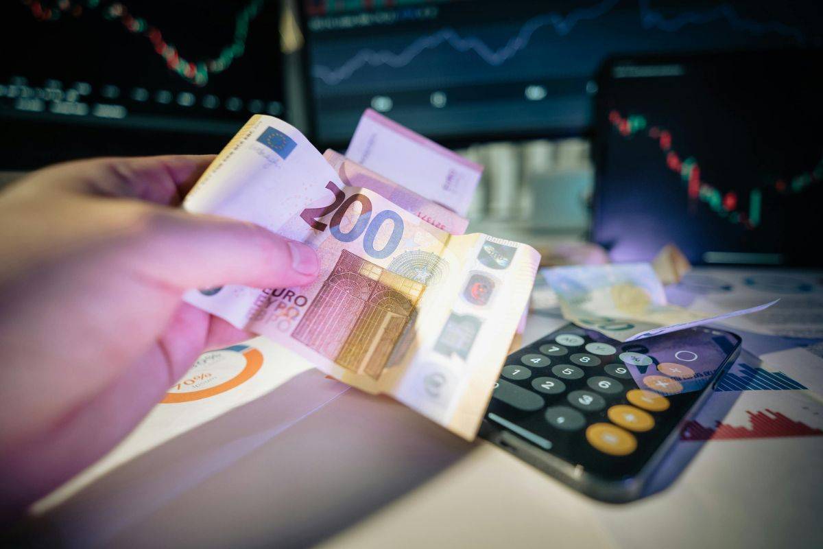 Banconote, calcolatrice e grafici