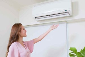 Donna in casa con condizionatore