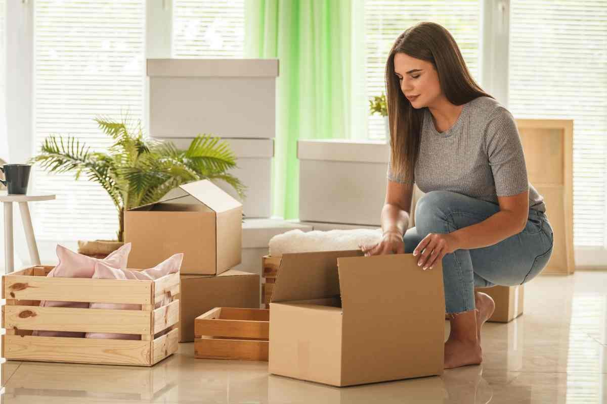 Ragazza prepara scatoloni