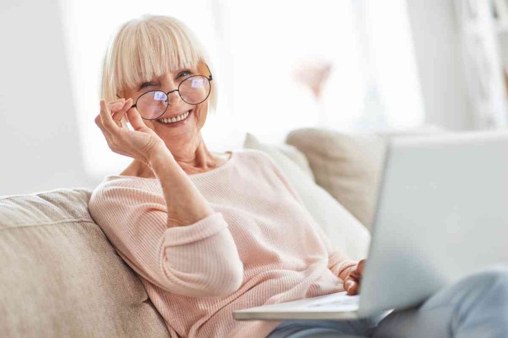 Donna sorridente al pc