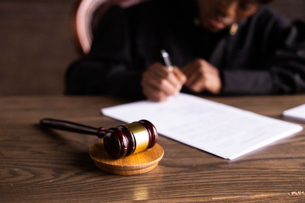 Giudice che scrive una sentenza