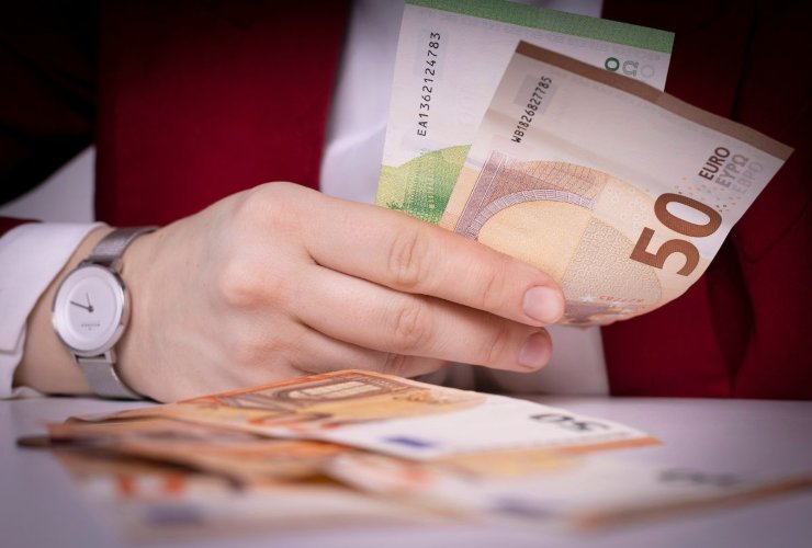 Persona che consegna banonote