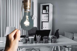 Stanza vuota e spegnere la luce