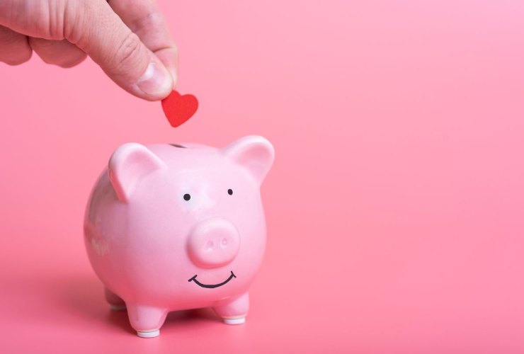 Cuore inserito in un salvadanaio