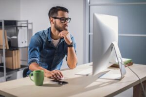 Persona che lavora al pc