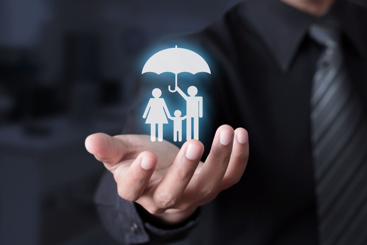 Mano e famiglia stilizzata