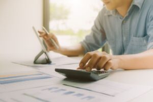 Persona che scrive e fa dei calcoli