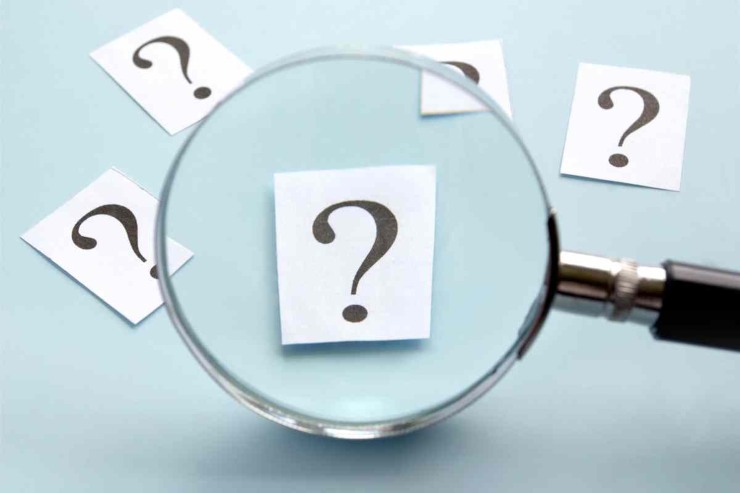 Lente di ingrandimento e punto interrogativo