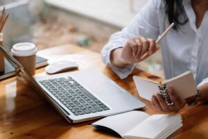 Persona al computer con agenda