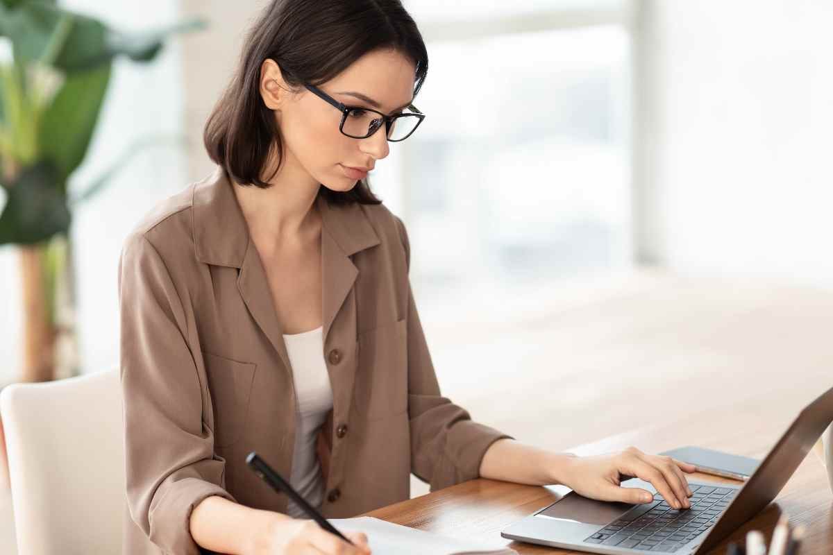 Donna al computer prende appunti