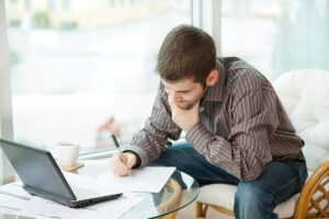 Persona che scrive un documento