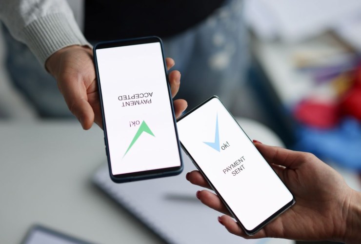 Bonifico fatto e controllato fra due cellulari