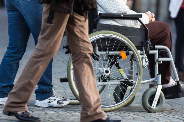 Persone a passeggio in strada
