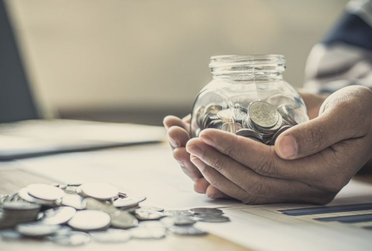 Monete in un contenitore di vetro