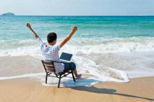 Persona che esulta lavorando sulla battigia