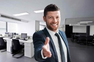 Uomo tende la mano