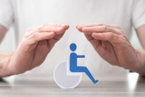 Mani che proteggono il simbolo della disabilità