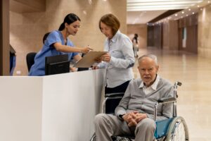 Accompagnatrice con invalido mentre chiedono infomazioni