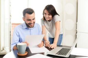 Persone che leggono un documento e sono felici