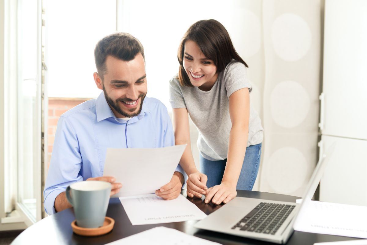 Persone che leggono un documento e sono felici