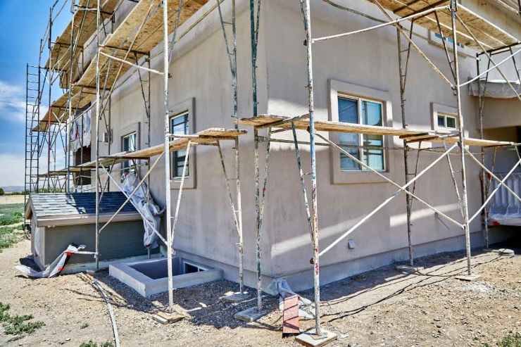 Casa con impalcature