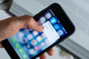Cellulare con app Facebook