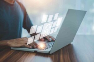 Persona al computer con documenti virtuali